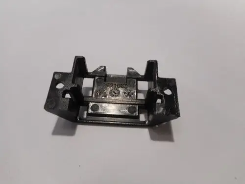 Schutzstecker von Remeha, 10-polig, aus schwarzem Kunststoff, mit sichtbaren Befestigungsöffnungen und Aussparungen zur Montage.